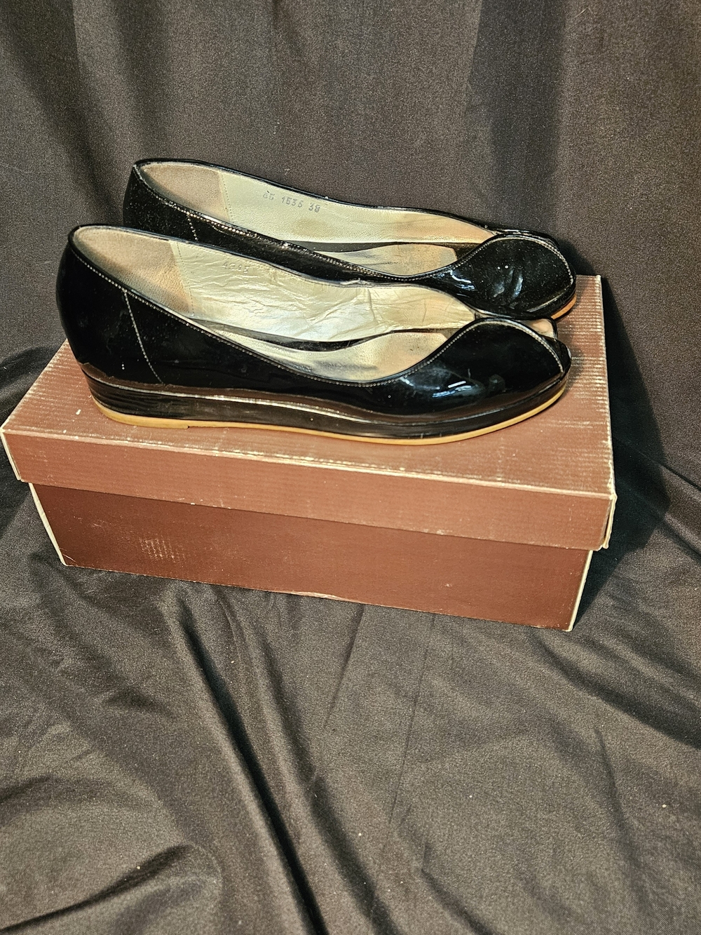 S53 Charles Kammer Classic Black Patent Women's Peep-Toe Flats Size 38